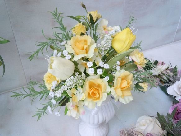 ◆イエローカラーの花瓶アレンジ◆明るいフラワーアレンジメント テーブルアレンジ 黄色 母の日などプレゼントアートフラワー 4枚目の画像