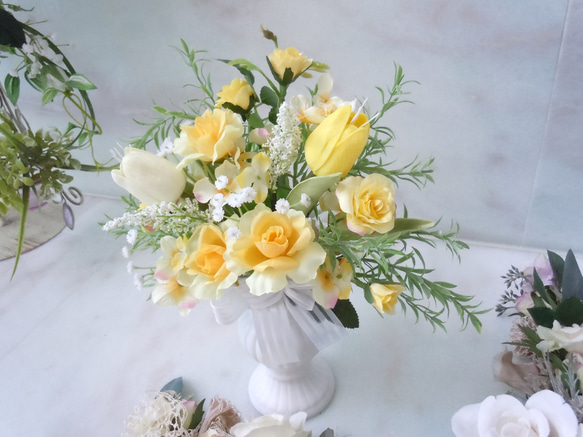 ◆イエローカラーの花瓶アレンジ◆明るいフラワーアレンジメント テーブルアレンジ 黄色 母の日などプレゼントアートフラワー 5枚目の画像