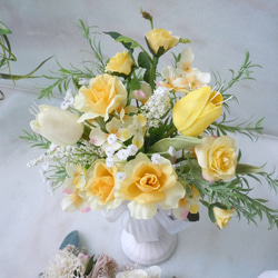 ◆イエローカラーの花瓶アレンジ◆明るいフラワーアレンジメント テーブルアレンジ 黄色 母の日などプレゼントアートフラワー 6枚目の画像