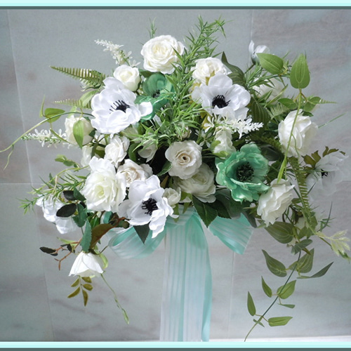 ◇アネモネ＆ローズのナチュラル クラッチブーケ ホワイト&グリーン