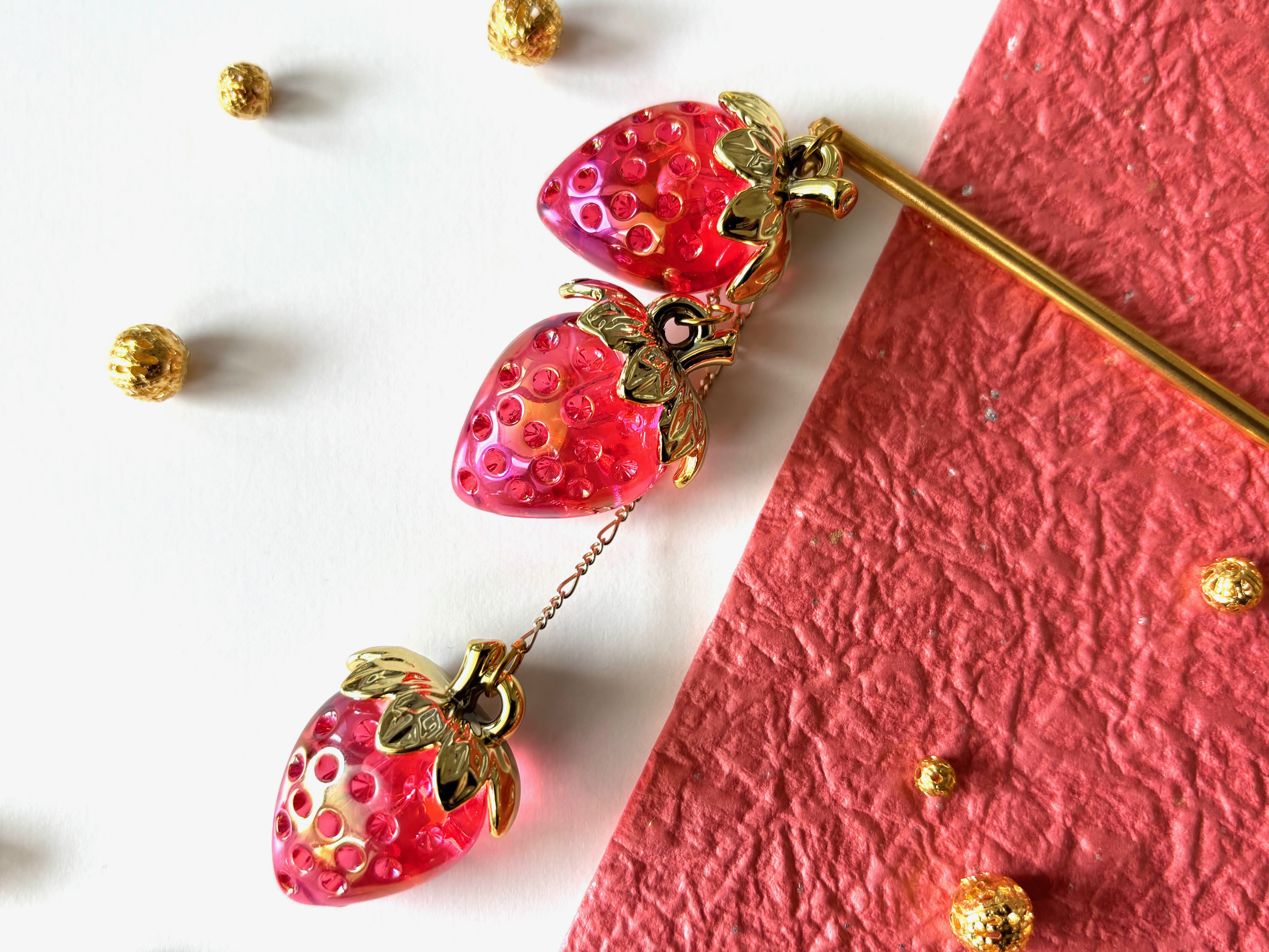 かんざし　クリアカラーの苺チャーム３連　一本挿し　一本簪　春夏　ピンク　赤　レッド　スイーツ　いちご　イチゴ　ゴールド