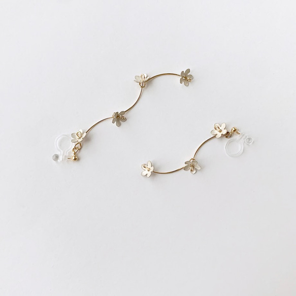 Blooming Petit Flower Earrings / SNOW 3枚目の画像