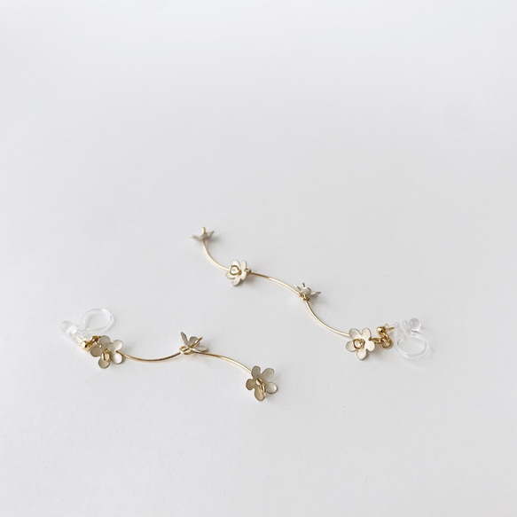 Blooming Petit Flower Earrings / SNOW 1枚目の画像