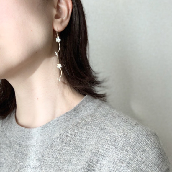 Blooming Petit Flower Earrings / SNOW 5枚目の画像