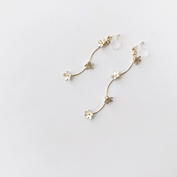 Blooming Petit Flower Earrings / SNOW 2枚目の画像