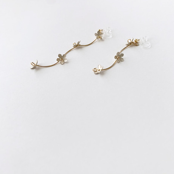 Blooming Petit Flower Earrings / SNOW 4枚目の画像