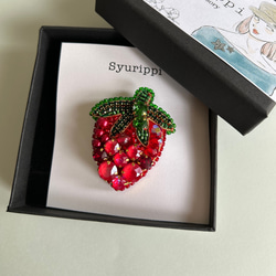 happy berry☆イチゴのビーズ刺繍ビジューブローチ 5枚目の画像