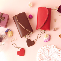 《特集掲載》【刻印サービス】ハートペアキーケース（チョコ革＆赤革）＆ハートチャーム【結婚・記念日祝】※袋ラッピング無料 1枚目の画像