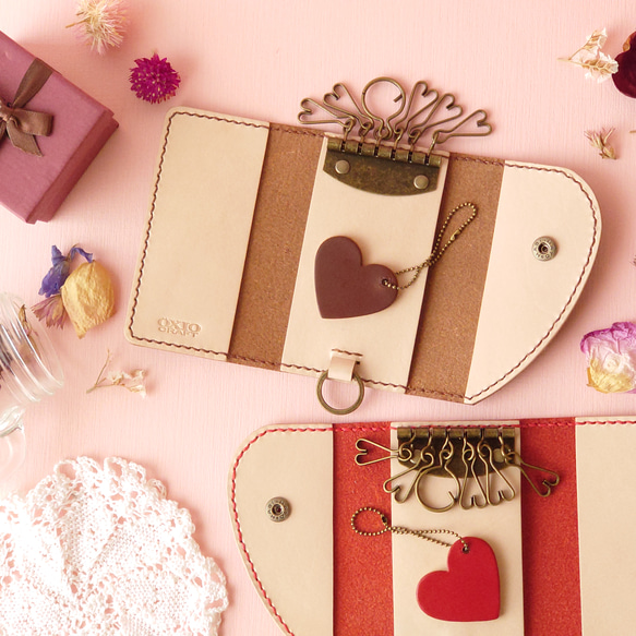《特集掲載》【刻印サービス】ハートペアキーケース（チョコ革＆赤革）＆ハートチャーム【結婚・記念日祝】※袋ラッピング無料 2枚目の画像