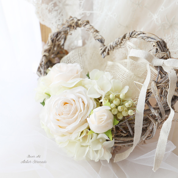 ホワイトローズ＆ベリーの花かご*ハートブーケ&ブートニア 4枚目の画像