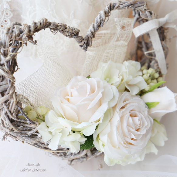 ホワイトローズ＆ベリーの花かご*ハートブーケ&ブートニア 3枚目の画像