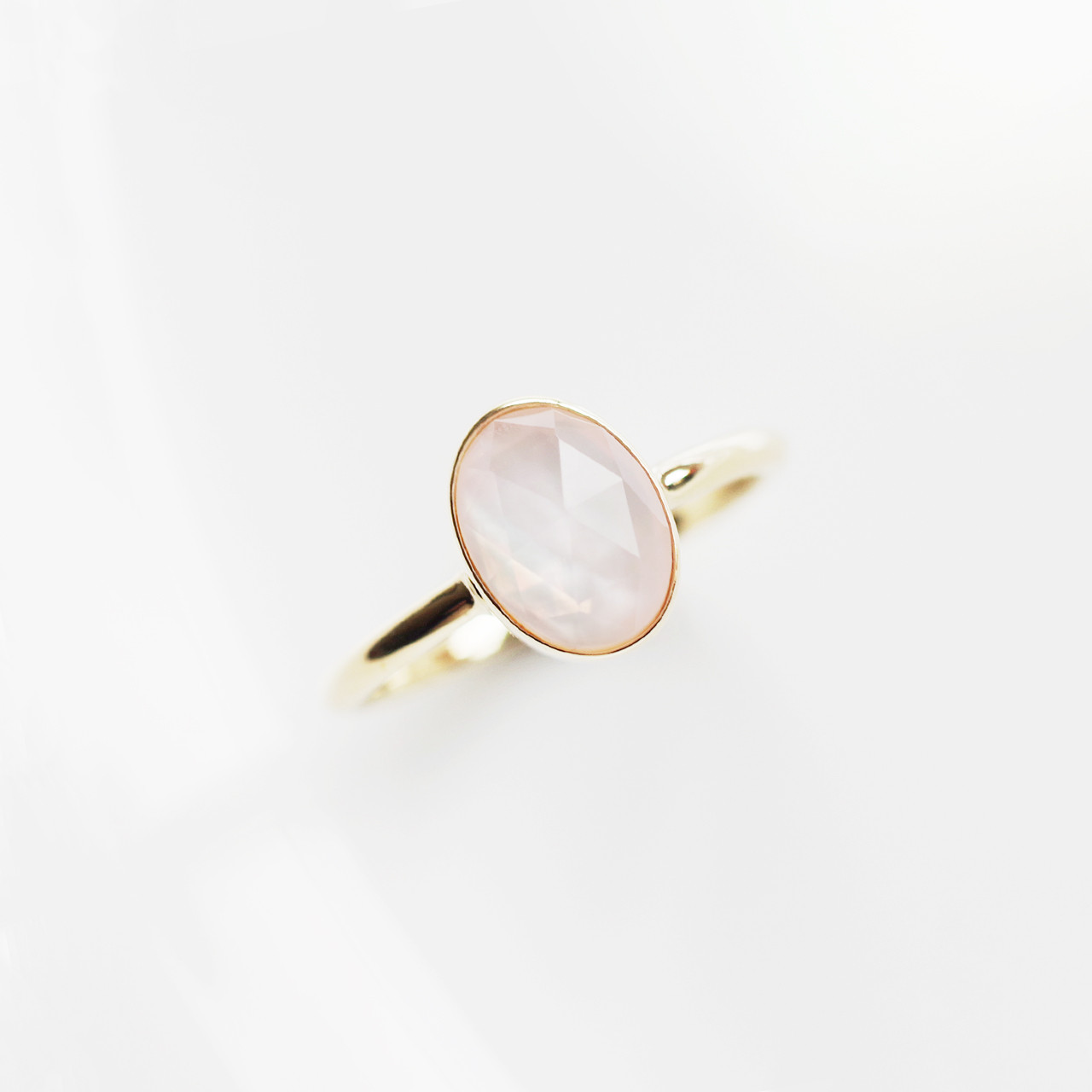 ローズクォーツと白蝶シェルの ダブレットストーン リング