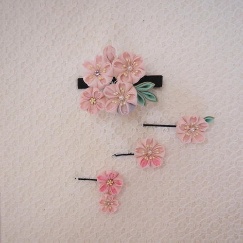 つまみ細工☆柔らかな桜の髪飾り／コサージュ ヘアクリップ・バナナ