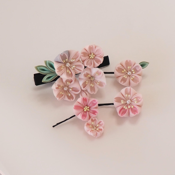 つまみ細工☆柔らかな桜の髪飾り／コサージュ 1枚目の画像