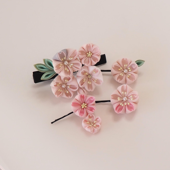 つまみ細工☆柔らかな桜の髪飾り／コサージュ ヘアクリップ・バナナ