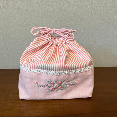 ピンクのバラ刺繍(ストライプ柄)細長型お弁当袋(巾着袋) 弁当袋