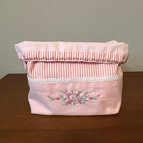 ピンクのバラ刺繍(ストライプ柄)細長型お弁当袋(巾着袋) 弁当袋