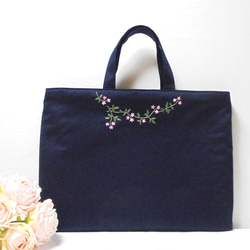 手刺繍 濃紺レッスンバッグとうわばき入れのセット　わすれな草　ピンク　お受験対応 2枚目の画像