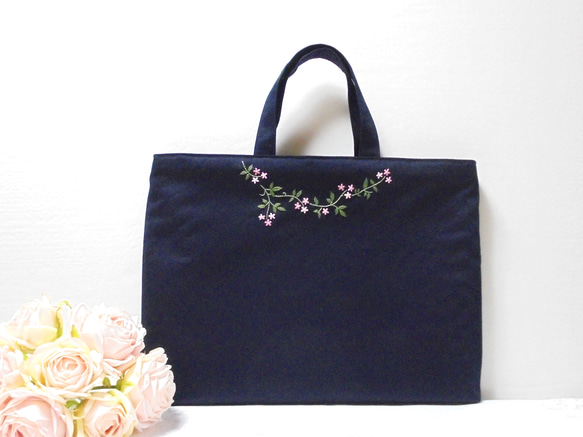 手刺繍 濃紺レッスンバッグとうわばき入れのセット　わすれな草　ピンク　お受験対応 2枚目の画像