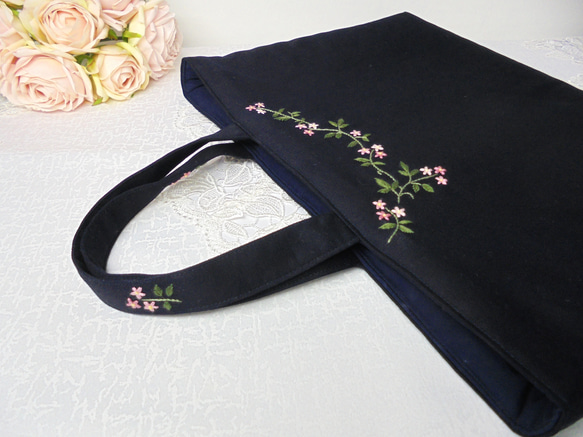 手刺繍 濃紺レッスンバッグとうわばき入れのセット　わすれな草　ピンク　お受験対応 4枚目の画像