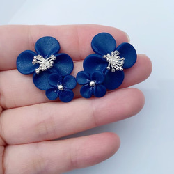 上品な紺色の花｜イヤリング・イヤークリップ 4枚目の画像