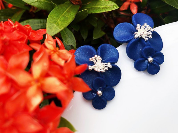 上品な紺色の花｜イヤリング・イヤークリップ 2枚目の画像