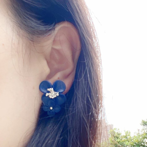 上品な紺色の花｜イヤリング・イヤークリップ ピアス（スタッド・一粒