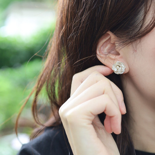 白い薔薇のピアス/イヤリング ピアス（その他） ちくわハンドメイド