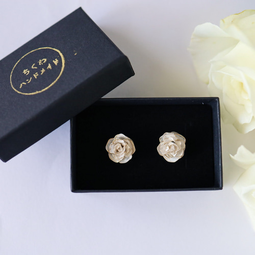 白い薔薇のピアス/イヤリング ピアス（その他） 発送まで19日