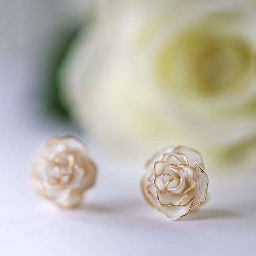 白い薔薇のピアス/イヤリング ピアス（その他） ちくわハンドメイド