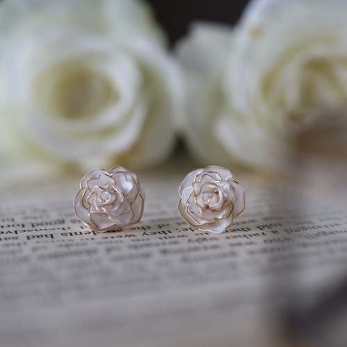 白い薔薇のピアス/イヤリング ピアス（その他） 発送まで19日