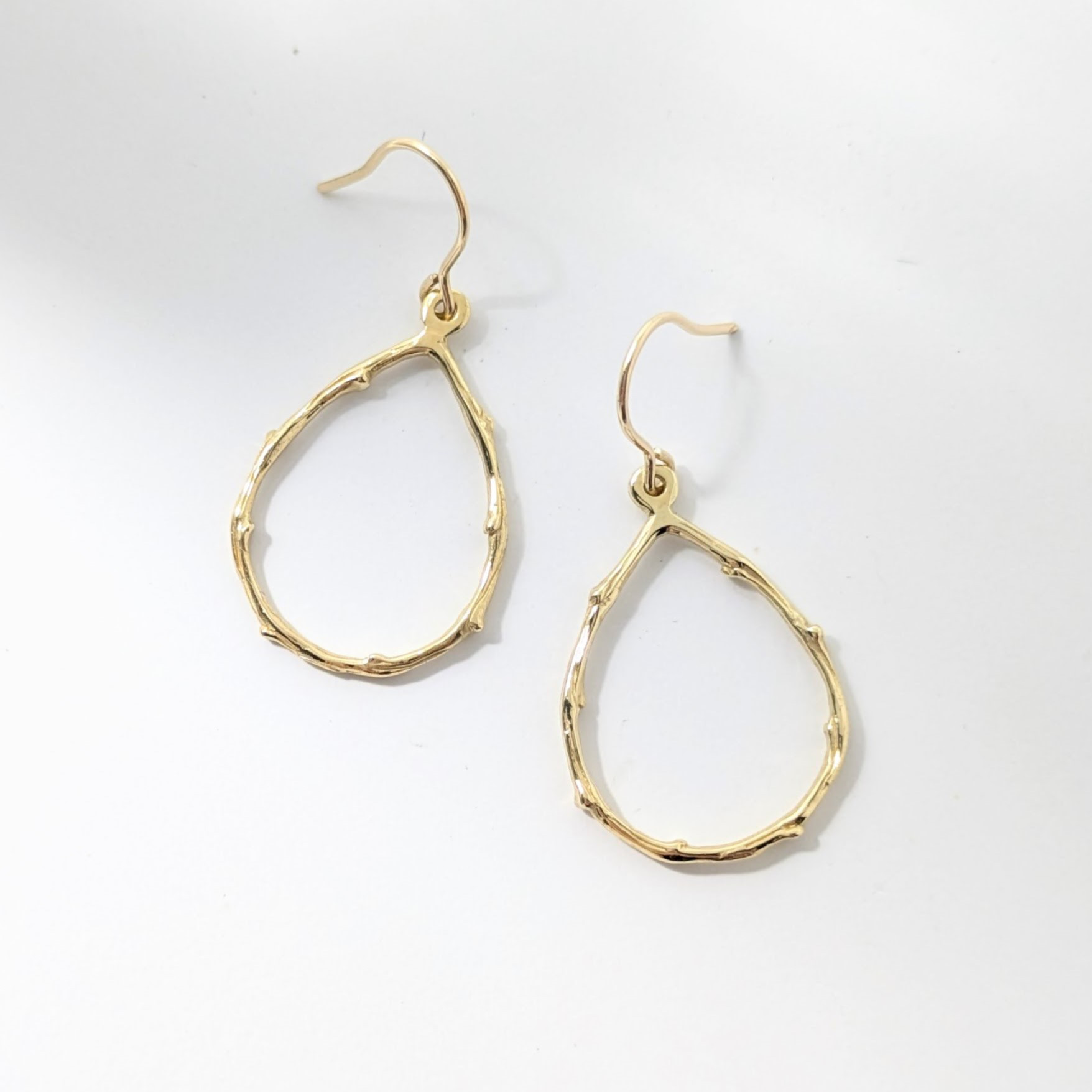 K18GP　小枝のしずく型フープピアス