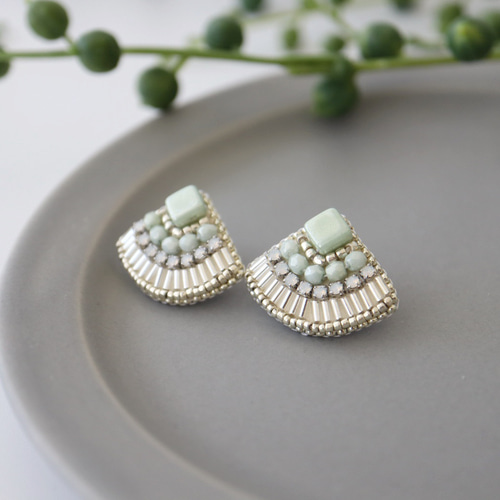 きらめく竹ビーズの扇形刺繍ピアス（ミントグリーン）／誕生日・ギフト