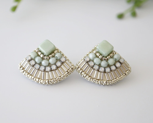 きらめく竹ビーズの扇形刺繍ピアス（ミントグリーン）／誕生日・ギフト