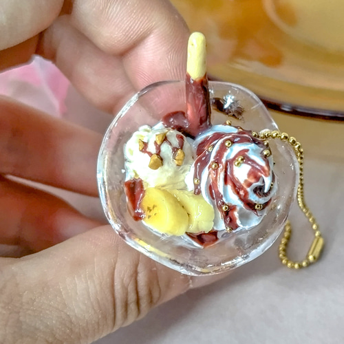 ツヤ可愛い！チョコバナナパフェのボールドチェーン フェイクスイーツ