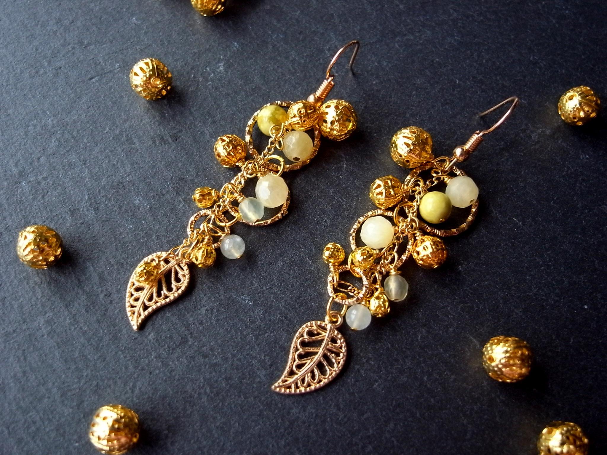 ピアス　天然石のミモザとリーフ　黄色　イエロー　ゴールド　揺れる　ロング　リーフ　春　葉　リング　透明