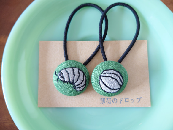 2.7センチくるみボタンヘアゴム♡ブルーばら刺繍 手刺繍ブローチ・ヘアゴム《薔薇花束》×コーラル くるみボタン