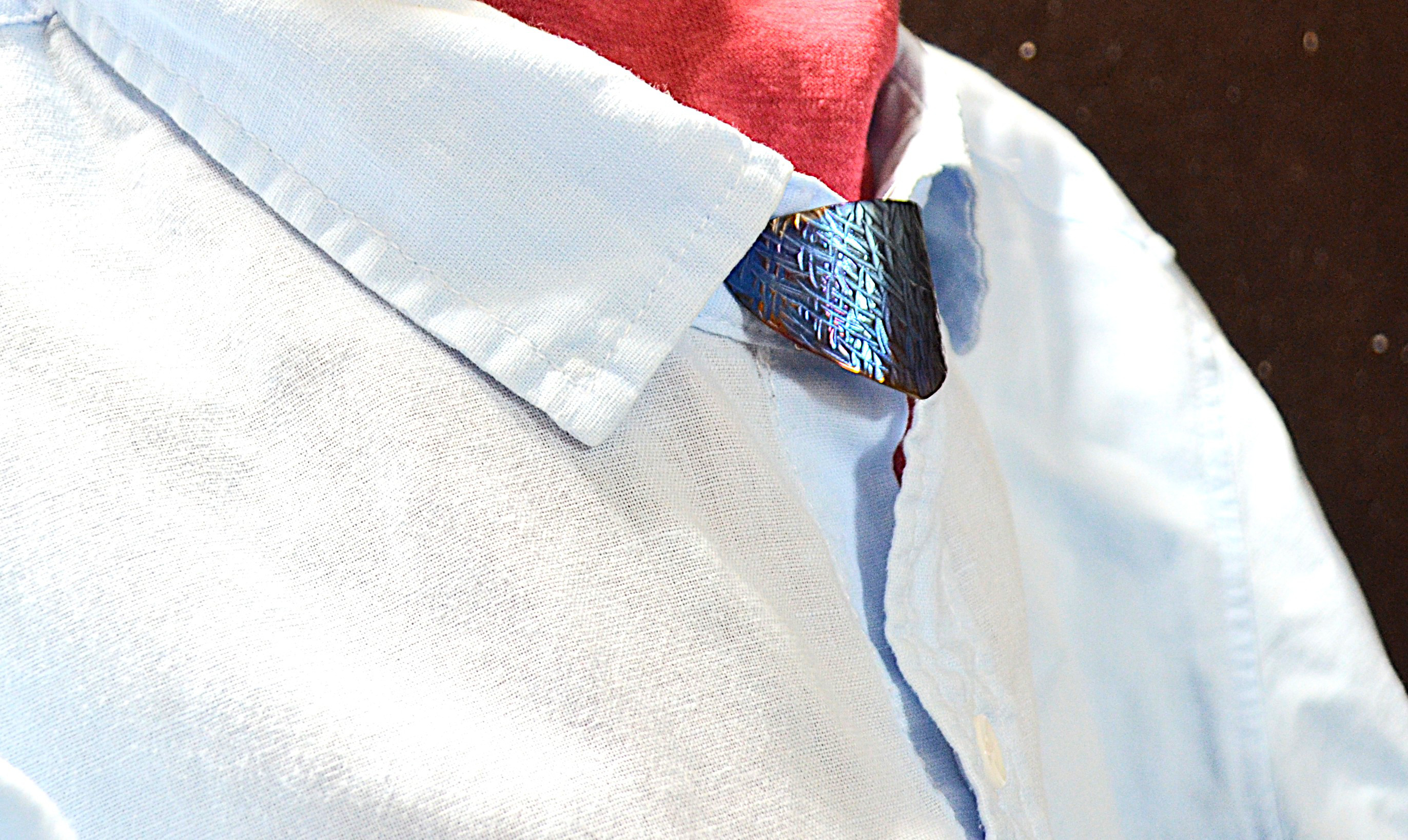 =L b u・鎚目の青地に金・a=純チタンの何かチョーカー的なもの・マント留め