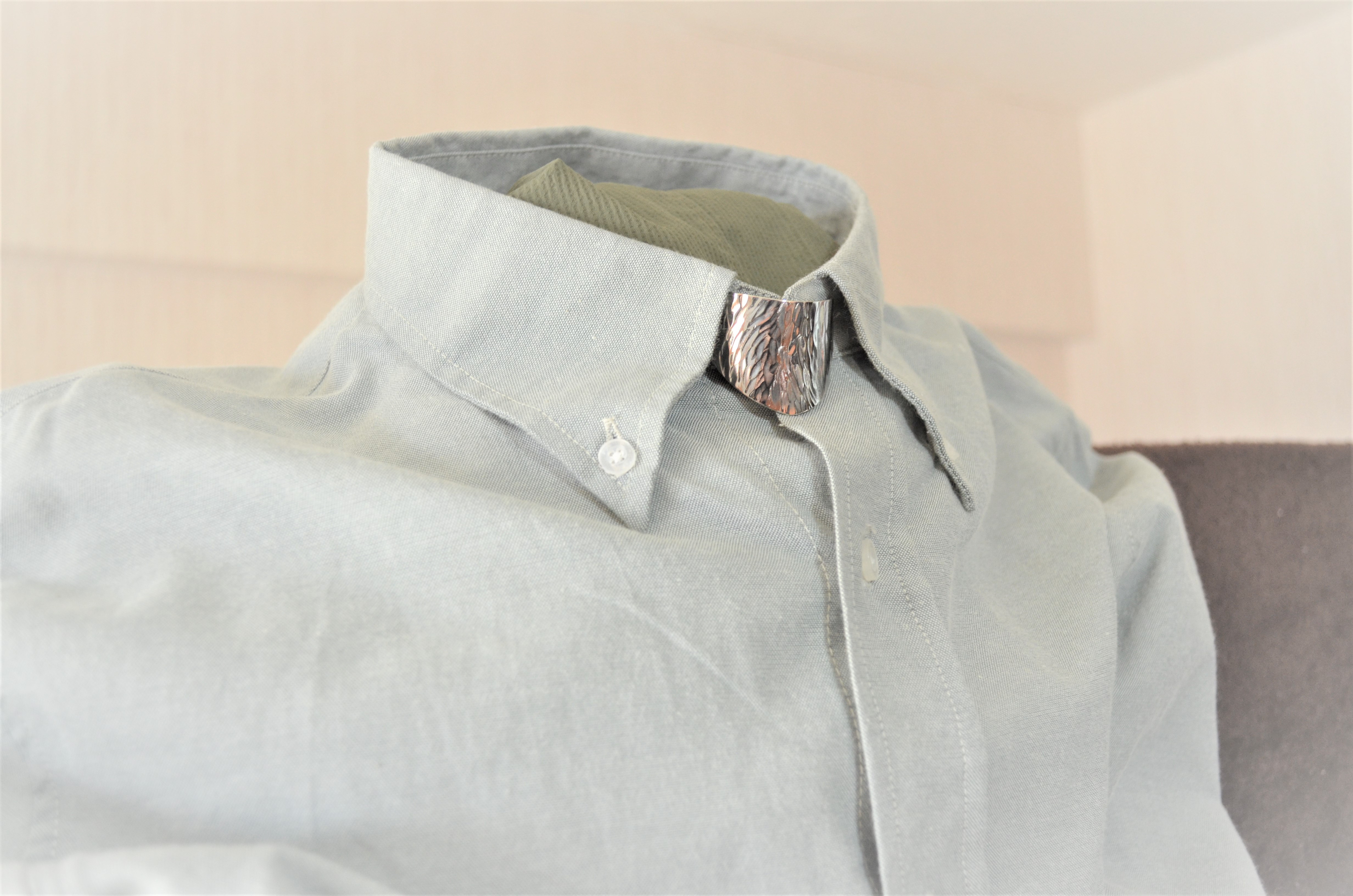 「L b u・鎚目の銀」・マント留め・チョーカー