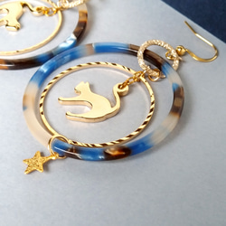 Key of Life★猫の宇宙旅行★サージカルステンレスピアス/イヤリング ブルー×ブラウン 大ぶり フープ ねこ 4枚目の画像