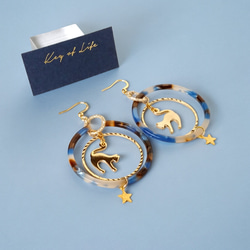 Key of Life★猫の宇宙旅行★サージカルステンレスピアス/イヤリング ブルー×ブラウン 大ぶり フープ ねこ 7枚目の画像