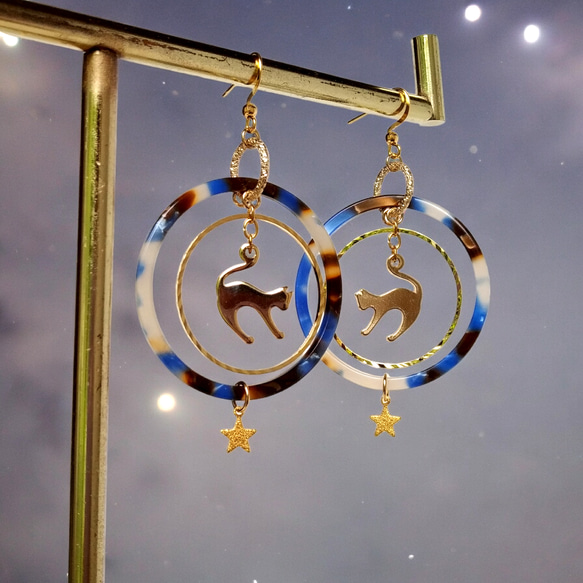 Key of Life★猫の宇宙旅行★サージカルステンレスピアス/イヤリング ブルー×ブラウン 大ぶり フープ ねこ 5枚目の画像
