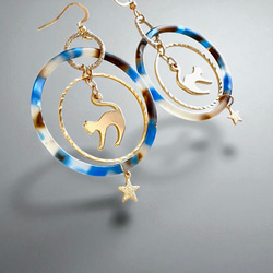 Key of Life★猫の宇宙旅行★サージカルステンレスピアス/イヤリング ブルー×ブラウン 大ぶり フープ ねこ 1枚目の画像