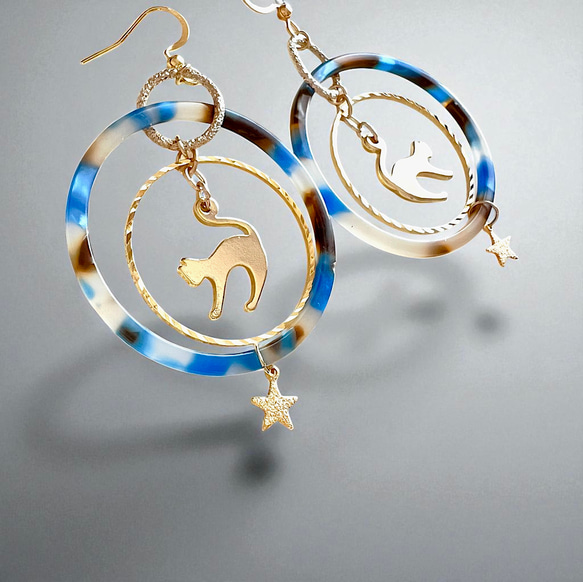 Key of Life★猫の宇宙旅行★サージカルステンレスピアス/イヤリング ブルー×ブラウン 大ぶり フープ ねこ 1枚目の画像