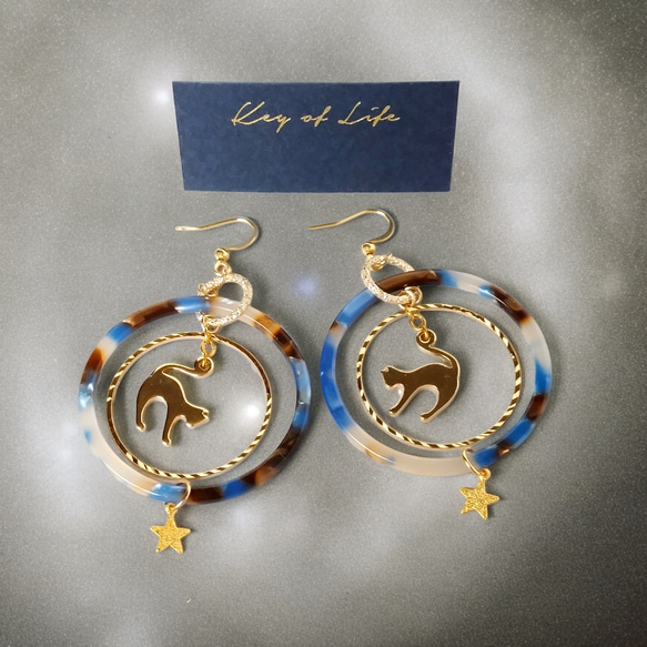 Key of Life★猫の宇宙旅行★サージカルステンレスピアス/イヤリング ブルー×ブラウン 大ぶり フープ ねこ 6枚目の画像