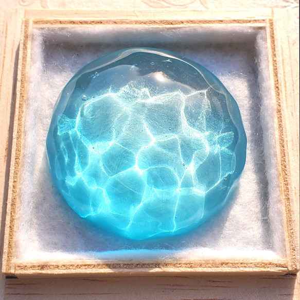 ゆらゆらニギニギして癒されてほしい 海色ガラスのペーパーウエイト