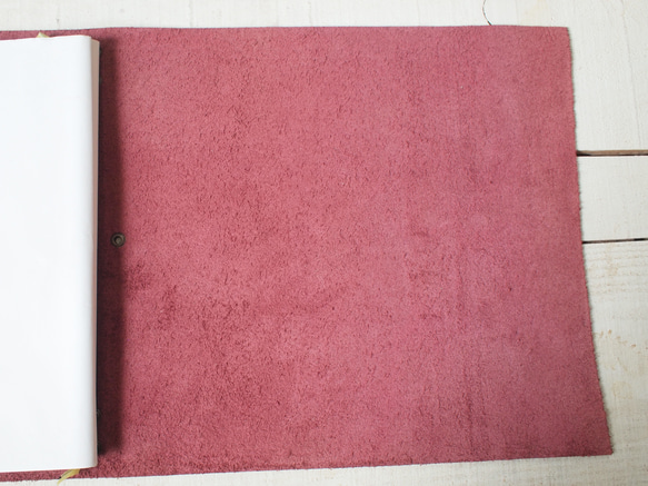 本革　A5手帳カバー　シボありワインレッドメタ　 蓋部分自然な切り口 7枚目の画像