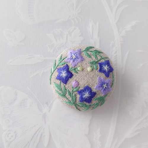 刺繍ブローチ「桔梗」くるみボタン ブローチ 薄荷のドロップ