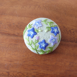 刺繍ブローチ「桔梗」くるみボタン 3枚目の画像