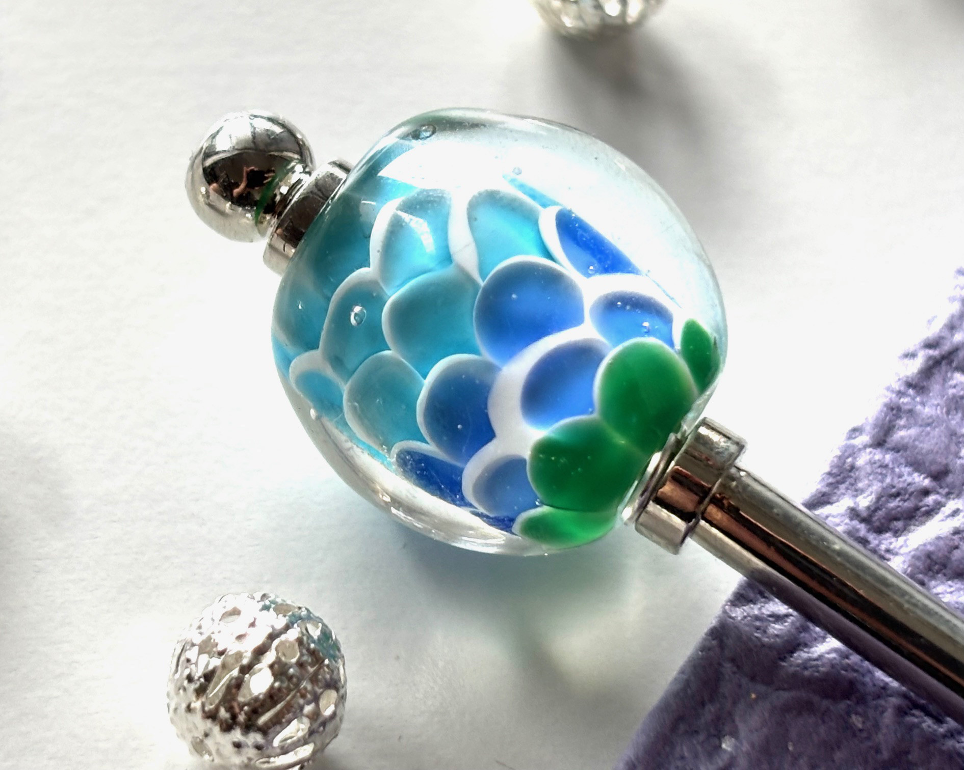 かんざし　人魚の鱗の様なブルーグラデーションのとんぼ玉　一本挿し　一本簪　水色　青　涼しげ　ガラス　トンボ玉